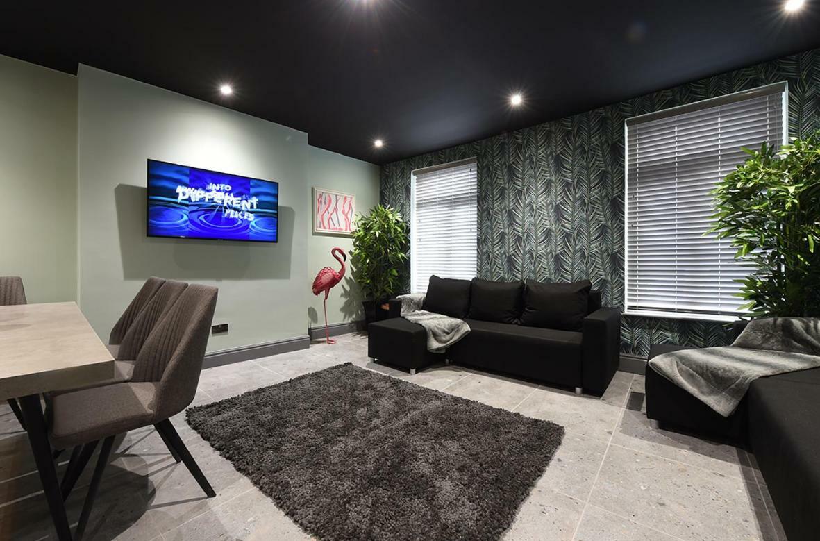 La Jungle Du Swan Apartment Manchester Exterior photo
