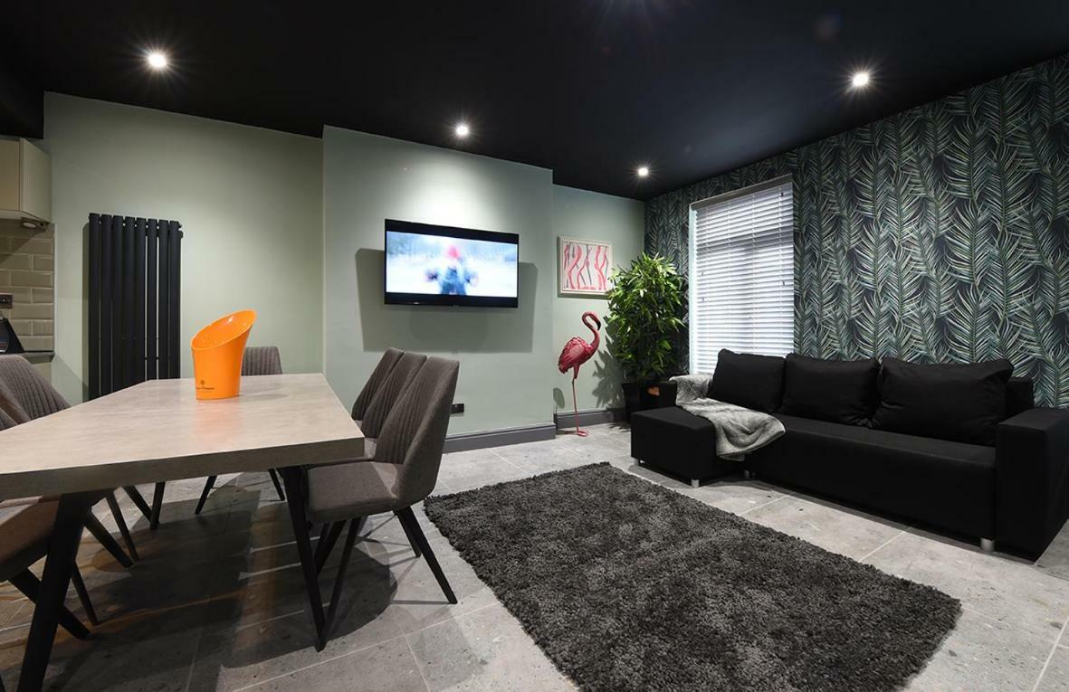 La Jungle Du Swan Apartment Manchester Exterior photo